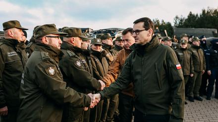 Polens Ministerpräsident Mateusz Morawiecki bei einem Besuch der belarussischen Grenze im Jahr 2022. Die Situation dort werde „noch bedrohlicher“.