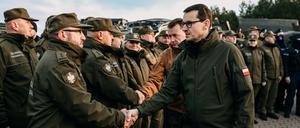 Polens Ministerpräsident Mateusz Morawiecki bei einem Besuch der belarussischen Grenze im Jahr 2022. Die Situation dort werde „noch bedrohlicher“.