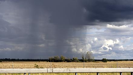 Dunkle Wolken, Regenschauer und Gewitter in den nächsten Tagen erwartet. Symbolbild
