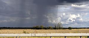 Dunkle Wolken, Regenschauer und Gewitter in den nächsten Tagen erwartet. Symbolbild