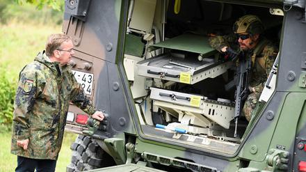 Boris Pistorius zu Besuch beim medizinischen Dienst der Bundeswehr am 1. August 2023 in Ulm.