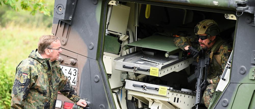 Boris Pistorius zu Besuch beim medizinischen Dienst der Bundeswehr am 1. August 2023 in Ulm.