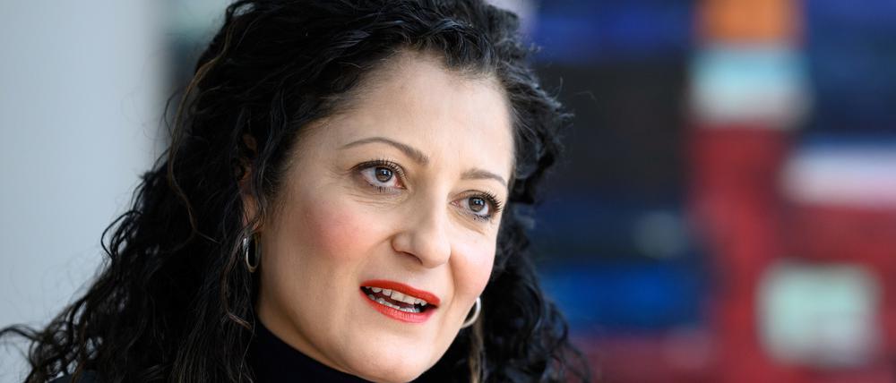 Cansel Kiziltepe (SPD), Berliner Senatorin für Arbeit, Soziales, Gleichstellung, Integration, Vielfalt und Antidiskriminierung, sitzt bei einem Gespräch mit der Deutschen Presse-Agentur dpa in ihrem Büro in der Senatsverwaltung in Kreuzberg. Foto: Bernd von Jutrczenka/dpa