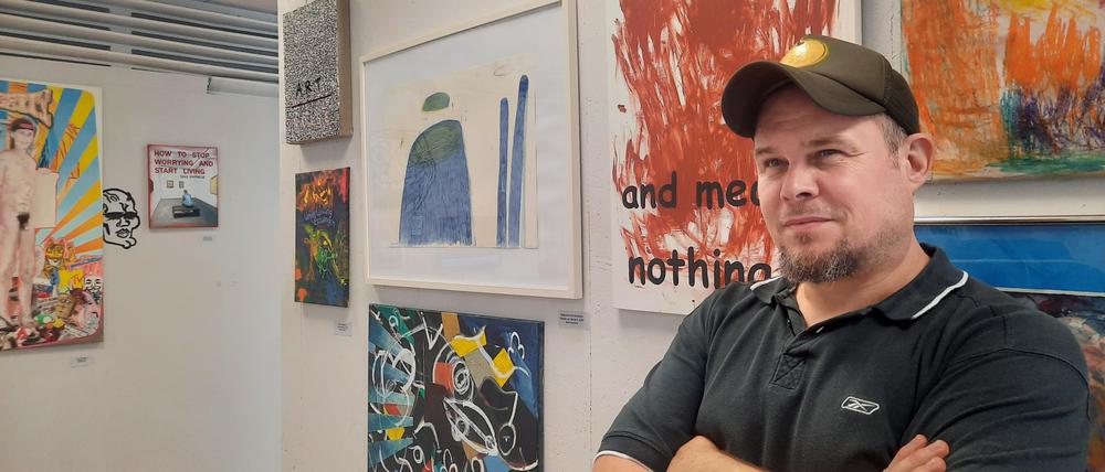 Künstler Marc Pospiech in der Marzahaner Galerie M.