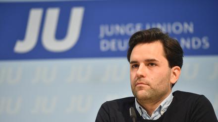 Johannes Winkel, damaliger nordrhein-westfälischer Landesvorsitzender der Jungen Union (JU), sitzt zum Auftakt des Deutschlandtages der Jungen Union auf der Bühne. 