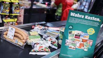 Auf einmal kosten die Grillwürstchen doppelt so viel – wenn auch nur für eine Woche. 