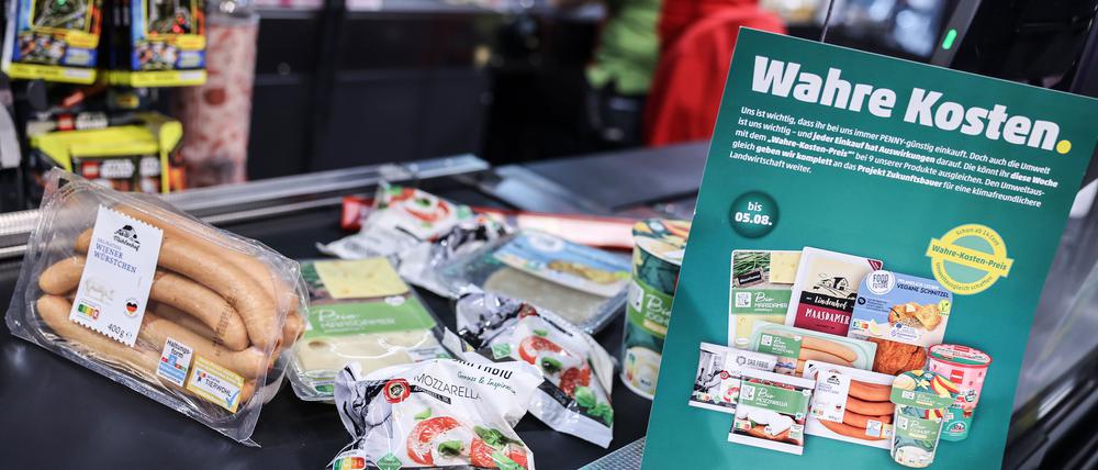 Auf einmal kosten die Grillwürstchen doppelt so viel – wenn auch nur für eine Woche. 