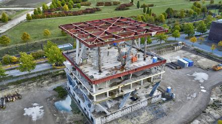 Luftbild vom Umbau des Niederländischen Pavillons auf dem Expogelände. 