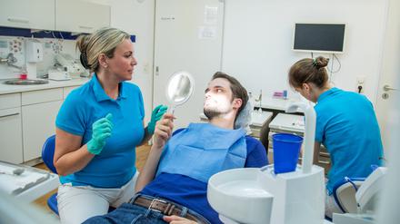 Wurzelkanalbehandlung – bei diesem Wort läuft es vielen kalt den Rücken herunter. Doch sie kann notwendig sein, um einen Zahn vor dem Tod zu retten.