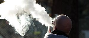 Frischluft-Verderber. Egal, woher er kommt, manchen Menschen ist Rauch auch im Freien unangenehm, wo das Rauchen eigentlich erlaubt ist.