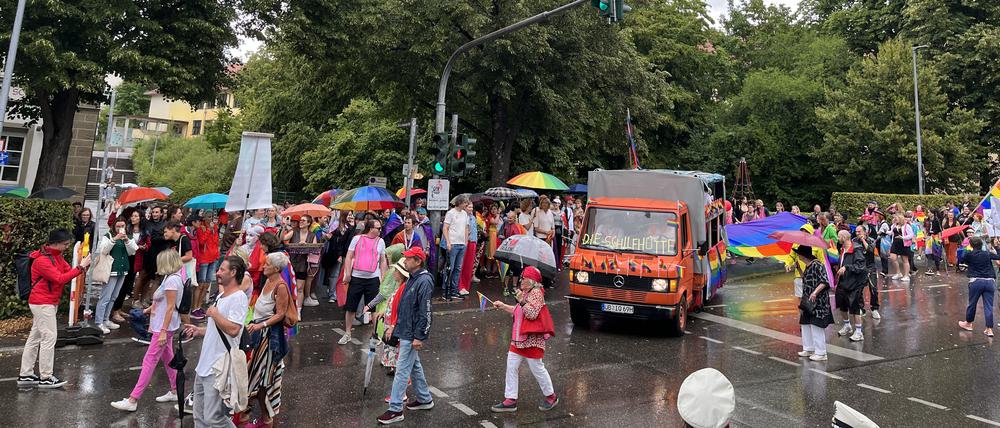 200 bis 300 Leute besuchen den ersten Überliner CSD