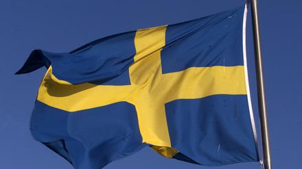 Die Nationalflagge von Schweden weht im Wind.