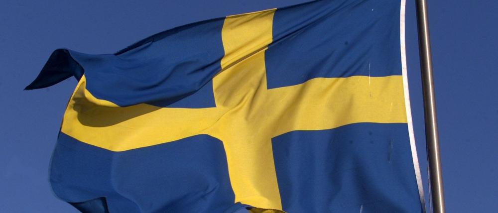 Die Nationalflagge von Schweden weht im Wind.