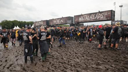 Metal-Fans auf dem Wacken-Gelände.