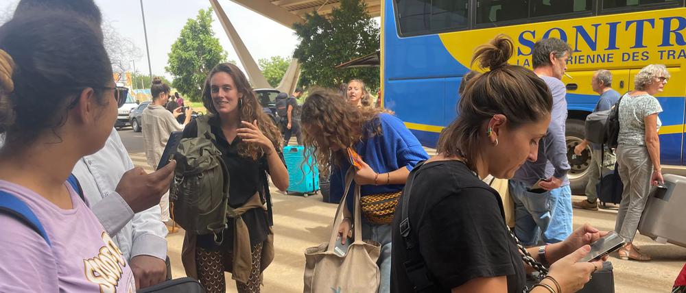 01.08.2023, Niger, Niamey: Französische Staatsangehörige versammeln sich auf dem internationalen Flughafen in Niamey, während sie darauf warten, mit einem französischen Militärflugzeug nach Frankreich zurückgebracht zu werden. 