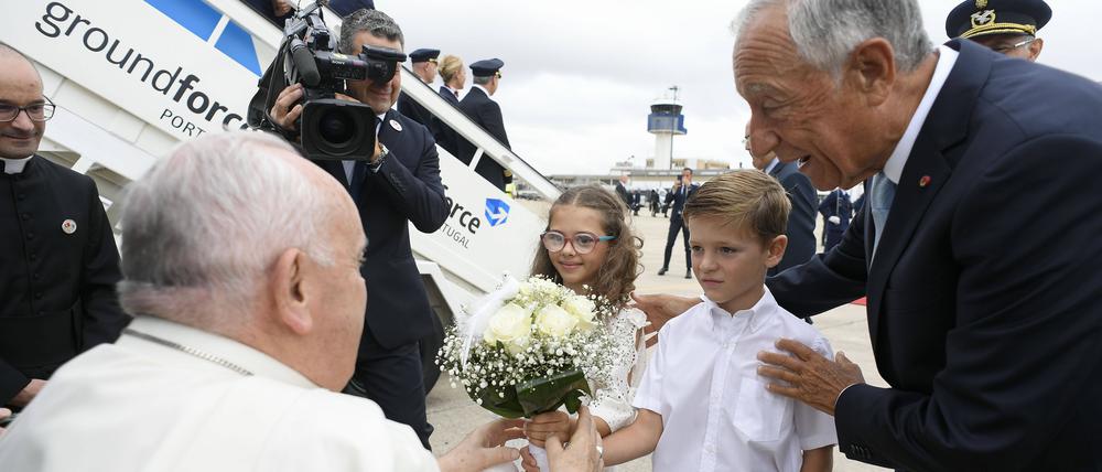 Der Papst ist da! Franziskus mit Portugals Präsident Marcelo Rebelo de Sousa.