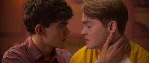 Charlie (Joe Locke) und Nick (Kit Connor) sind verliebt.