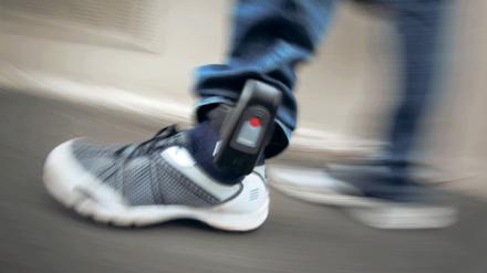 Seit 2011 können die Gerichte für wegen Verbrechen verurteilte Straftäter das Tragen elektronischer Fußfesseln anordnen. In der Regel trifft es Gewalt- und Sexualstraftäter.