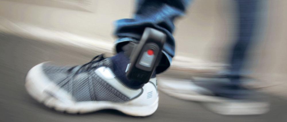 Seit 2011 können die Gerichte für wegen Verbrechen verurteilte Straftäter das Tragen elektronischer Fußfesseln anordnen. In der Regel trifft es Gewalt- und Sexualstraftäter.
