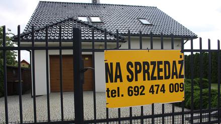Ein zum Verkauf stehendes Haus in der polnischen Ortschaft Kunowice. Den Traum vom Eigenheim können sich in Deutschland viele nicht mehr erfüllen. Jenseits der deutsch-polnischen Grenze sieht das noch anders aus.