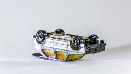 Ein Spielzeugauto der Marke Volkswagen VW Golf, leicht demoliert