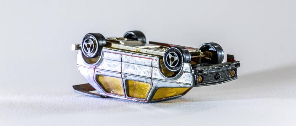 Ein Spielzeugauto der Marke Volkswagen VW Golf, leicht demoliert