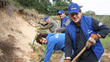 Pflegeeinsatz im Vogelschutzreservat Flughafensee Tegel (rechts Frank Sieste, Leiter der Arbeitsgruppe Flughafensee des Nabu Berlin)