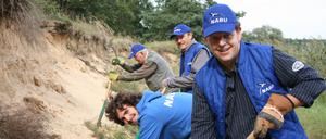Pflegeeinsatz im Vogelschutzreservat Flughafensee Tegel (rechts Frank Sieste, Leiter der Arbeitsgruppe Flughafensee des Nabu Berlin)