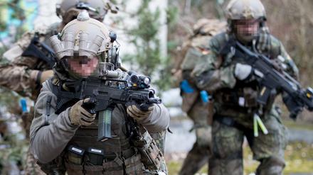 Bundeswehrsoldaten des Kommandos Spezialkräfte (KSK) trainieren 2017 in Magdeburg.