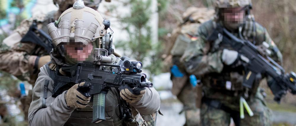 Bundeswehrsoldaten des Kommandos Spezialkräfte (KSK) trainieren 2017 in Magdeburg.
