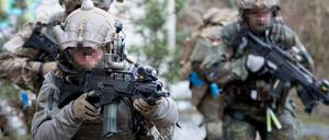 Bundeswehrsoldaten der Eliteeinheit Kommando Spezialkräfte (KSK) trainieren in Magdeburg (Sachsen-Anhalt) den Häuserkampf und eine Geiselbefreiung. 