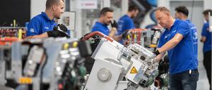 Mitarbeiter der Robert Bosch GmbH montieren in der Fertigung Brennstoffzellen-Antriebssysteme für die Stromerzeugung aus Wasserstoff in Fahrzeugen (Symbolbild).