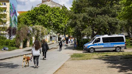 Mobile Wache der Polizei in dem Goerlitzer Park in Berlin am 6. Mai 2022. *** Mobile police station in the Goerlitzer Park in Berlin on 6 May 2022