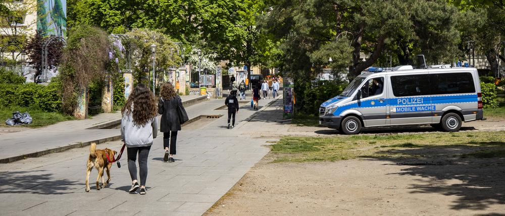 Mobile Wache der Polizei in dem Goerlitzer Park in Berlin am 6. Mai 2022. *** Mobile police station in the Goerlitzer Park in Berlin on 6 May 2022