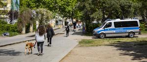 Mobile Wache der Polizei in dem Goerlitzer Park in Berlin am 6. Mai 2022. *** Mobile police station in the Goerlitzer Park in Berlin on 6 May 2022 