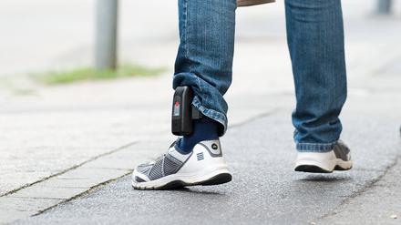 Unscheinbar, aber wirkungsvoll. Eine elektronische Fußfessel bekommen nur als besonders gefährlich eingestufte Täter.