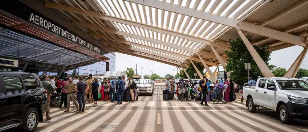 Menschen stehen in einer Schlange vor dem Diori Hamani Flughafen in Niamey, der Hauptstadt Nigers. Ein Foto des französischen Außenministeriums vom 2. August. 