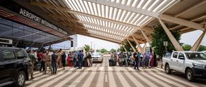 Menschen stehen in einer Schlange vor dem Diori Hamani Flughafen in Niamey, der Hauptstadt Nigers. Ein Foto des französischen Außenministeriums vom 2. August. 