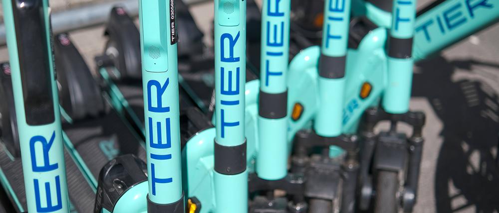 Die Elektroroller von Tier Mobility können auf der Straße ausgeliehen und wieder abgestellt werden.