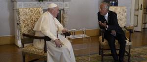 Marcelo Rebelo de Sousa (r), Präsident von Portugal, unterhält sich mit Papst Franziskus während der Willkommenszeremonie im Präsidentenpalast Belem in Lissabon. 