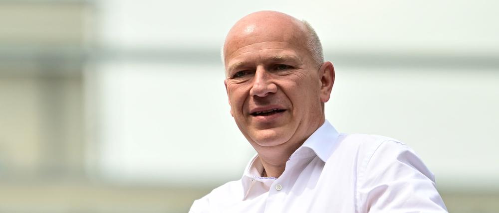 Kai Wegner (CDU), Regierender Bürgermeister von Berlin, steht bei der 45. Berlin Pride-Parade zum Christopher Street Day (CSD) auf einem Wagen.