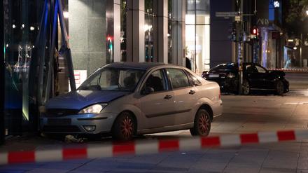 Zwei zerstörte Fahrzeuge stehen an der Kreuzung Tauentzienstraße/Nürnberger Straße. 