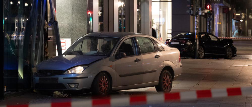 Zwei zerstörte Fahrzeuge stehen an der Kreuzung Tauentzienstraße/Nürnberger Straße. 