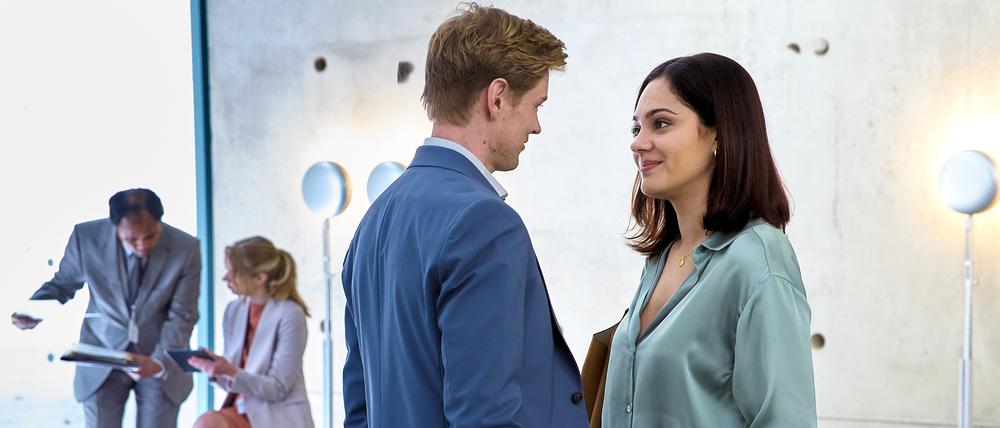 Mehr als Konkurrenten? Zwischen den Lobbyisten Valerie Hazard (Nilam Farooq) und Max Lentor (Helgi Schmid) scheint es zu funken.