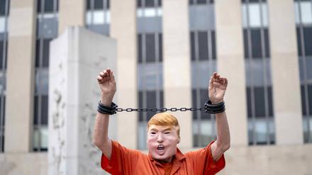 Ein als ehemaliger Präsident Donald Trump verkleideter Demonstrant steht in falschen Handschellen vor einem Gerichtsgebäude in Washington (Symbolbild).