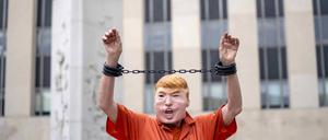 Ein als ehemaliger Präsident Donald Trump verkleideter Demonstrant steht in falschen Handschellen vor einem Gerichtsgebäude in Washington (Symbolbild).