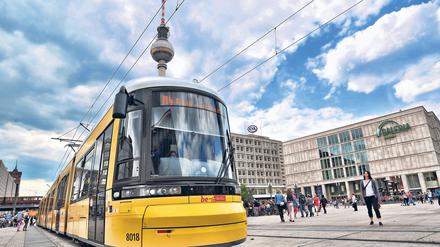 Eine Straßenbahn der Linie M4 fährt über den Alexanderplatz in Berlin. 