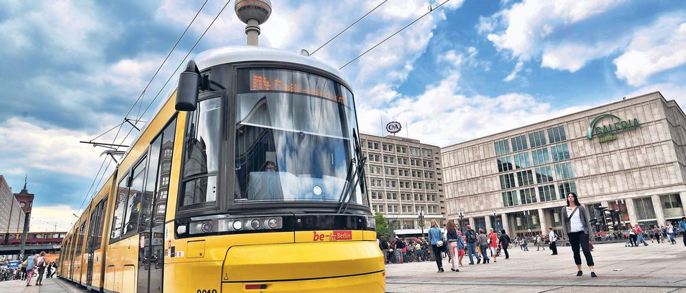 Eine Straßenbahn der Linie M4 fährt über den Alexanderplatz in Berlin.