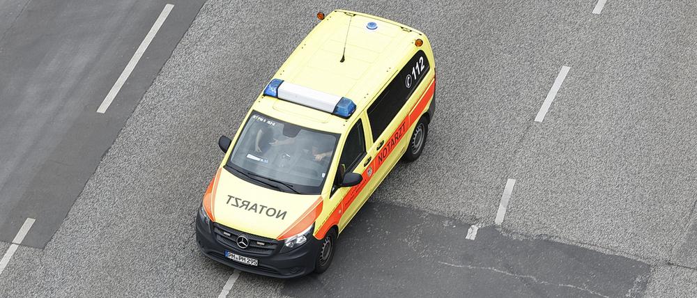 Ein Notarztwagen fährt durch Potsdam.