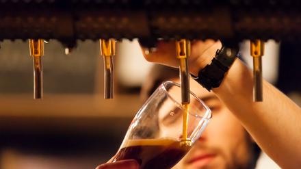 Der Bierkonsum in Deutschland geht zurück, die Kunden sparen. Doch die kleinen Brauereien in Brandenburg arbeiten in der Krise zusammen.